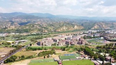 İtalya 'nın Cosenza ilinin yerleşim yeri Rende üzerindeki hava manzarası