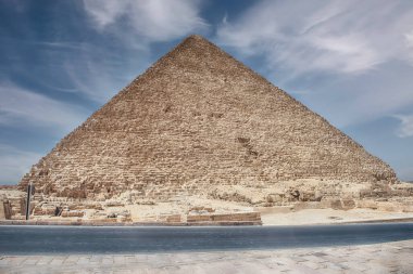 Giza Piramidi, nam-ı diğer Khufu Piramidi, Giza kompleksindeki en eski ve en büyük piramittir.