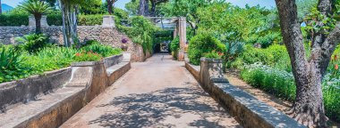 RAVELLO, İtalya - 24 Haziran 2022: Güney İtalya 'nın Amalfi kıyısındaki Ravello' daki ikonik Villa Cimbrone 'da büyüleyici bahçe yolları ve manzaralı sükunet