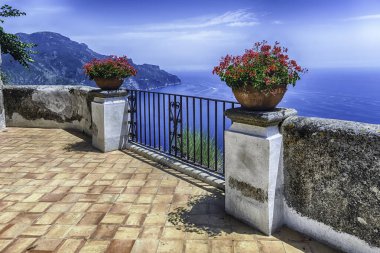 RAVELLO, İtalya - 24 Haziran 2022: Büyüleyici Sonsuzluk Terası manzarası, ikonik Villa Cimbrone 'un içinde mermer büstler bulunan güzel bir belvedere, İtalya' nın Ravello kentinde tarihi bir villa