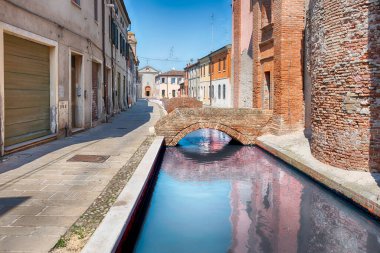 Comacchio 'nun merkezinde yürüyen, İtalya' nın Ferrara ilindeki kanalları ve köprüleri olan pitoresk bir kasaba
