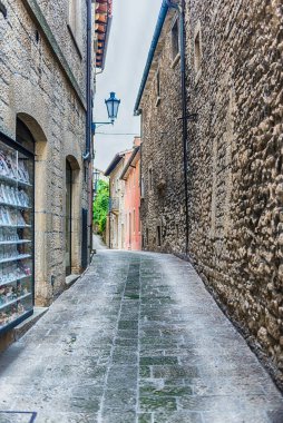 San Marino Cumhuriyeti 'nin merkezindeki pitoresk sokaklarda yürüyorum.