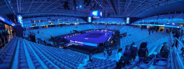 TURIN, İtalya - 10 Kasım 2024: İtalya 'nın Torino kentinde düzenlenen Nitto ATP final tenis turnuvası sırasında mavi ışıklı Inalpi Stadyumu' nun geniş açılımı