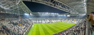 TURIN, İtalya - 9 Kasım 2024: Serie A maçında Allianz Stadyumu 'nun panoramik görüntüsü, canlı yeşil alan ve coşkulu kalabalığın yer aldığı Juventus ve Torino arasında oynanan maç