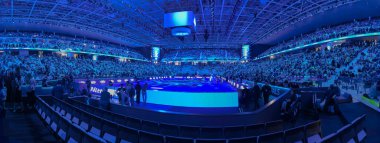 TURIN, İtalya - 10 Kasım 2024: İtalya 'nın Torino kentinde düzenlenen Nitto ATP final tenis turnuvası sırasında mavi ışıklı Inalpi Stadyumu' nun geniş açılımı