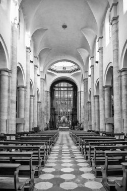 TURIN, İtalya - 11 Kasım 2024: Mermer zeminli ve ahşap sıralı Torino Katedrali 'nin iç manzarası sunağı ve maymunu gösteriyor