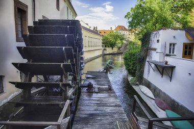 Çek Cumhuriyeti Prag 'daki Şeytan Nehri olarak da bilinen Certovka Nehri' nin antik su değirmenleriyle manzarası.