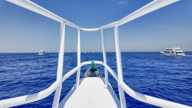 Bölgenin ünlü mercan resiflerini ve Sharm El Sheikh, Güney Sina, Mısır yakınlarındaki Beyaz Ada 'yı keşfetmek için Ras Mohammed Ulusal Parkı' na yelken açıyoruz.