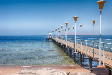 Tipik şnorkel ve dalış iskelesi Kızıl Deniz 'de, Sharm el Sheikh, Mısır