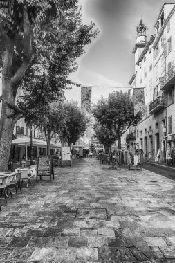 GRASSE, FRANCE - 17 Ağustos 2019 'da Fransa' nın Cote d 'Azur kentindeki Place aux Aires meydanının görüntüsü. Şehir dünyanın parfüm başkenti olarak kabul edilir.