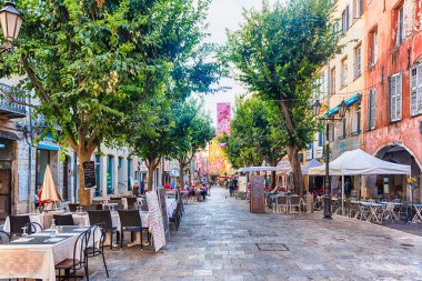 GRASSE, FRANCE - 17 Ağustos 2019 'da Fransa' nın Cote d 'Azur kentindeki Place aux Aires meydanının görüntüsü. Şehir dünyanın parfüm başkenti olarak kabul edilir.
