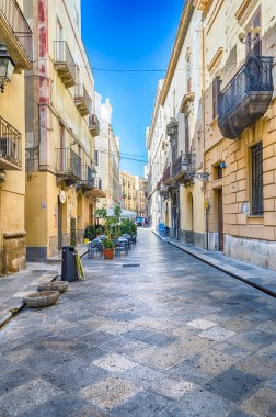 TRAPANI, İtalya - 30 Ağustos 2014 'te Trapani, Sicilya, İtalya' daki merkezi Corso Vittorio Emanuele 'de yürüyüş. Şehir, yakındaki Egadi Adaları 'na açılan ana kapıdır.