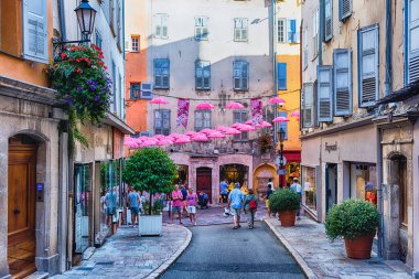 Grasse, Fransa 'nın tarihi merkezi Cote d' Azur 'daki şehir sokaklarını süsleyen ikonik pembe şemsiyeler, 17 Ağustos 2019