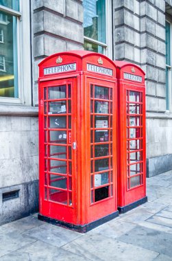 Klasik İngiliz kırmızı telefon kulübesinde Londra