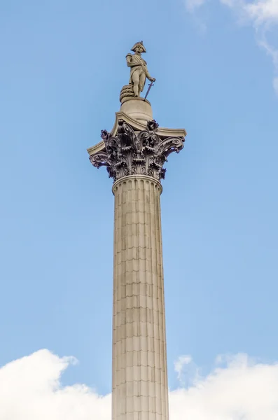 Статуя Нельсона на Трафальгарской площади в Лондоне — стоковое фото