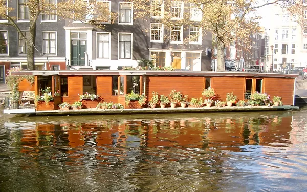 Будинок човен в Амстердамі канал (2003) — стокове фото