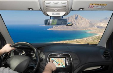 Sicilya kıyı şeridine bakan bir arabanın içinden nefes kesici panoramik bir manzara. Görkemli Cofano Dağı canlı mavi Akdeniz 'in ve büyüleyici sahil kasabasının üzerinde dimdik duruyor..