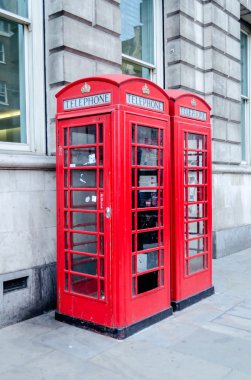 Klasik İngiliz kırmızı telefon kulübesinde Londra