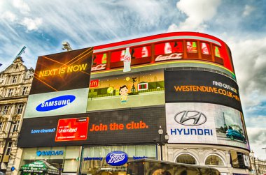 Piccadilly Circus, Londra ışıklı işaretler