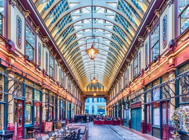 13 Nisan 2022 Leadenhall Market, Gracechurch Caddesi, Londra, İngiltere. Bu geleneksel kapalı pazar, Londra 'nın 14. yüzyıla dayanan en eski pazarlarından biridir.