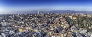 Torino şehir merkezinin panoramik hava manzarası ve arkada Alpler 'in dağları, İtalya