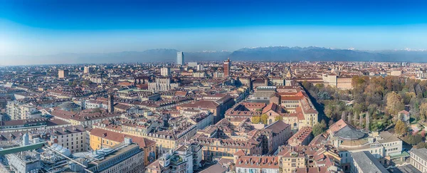 Torino şehir merkezinin panoramik hava manzarası ve arkada Alpler 'in dağları, İtalya