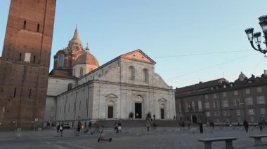 TURIN, İTALYA - 11 Kasım 2024: Torino Katedrali, gün batımında Piazza San Giovanni, Torino, İtalya 'da parlayan çan kulesi