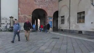 TURIN, İTALYA - 11 Kasım 2024: Piazza Castello 'ya doğru yürümek, şehrin ikonik merkezi ve Torino, İtalya' da bir dönüm noktası