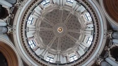 TURIN, İTALYA - 12 Kasım 2024: Torino, İtalya 'daki Basilica di Superga' nın içindeki kubbenin karmaşık ayrıntılarına ve ihtişamına bakmak bir merak uyandırıyor