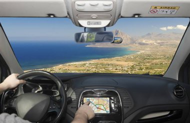 Sicilya kıyı şeridine bakan bir arabanın içinden nefes kesici panoramik bir manzara. Görkemli Cofano Dağı canlı mavi Akdeniz 'in ve büyüleyici sahil kasabasının üzerinde dimdik duruyor..