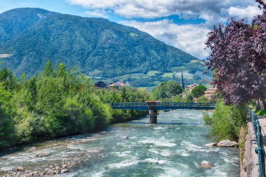 Passirio Nehri, İtalya 'nın Güney Tyrol kentindeki dağlarla çevrili ünlü bir kaplıca kasabası olan Merano' nun şehir merkezinden akıyor.