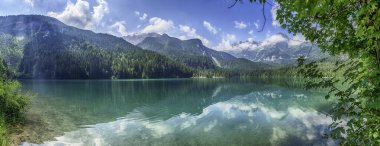 Güneşli bir yaz gününde arka planda Brenta Dolomitleri olan güzel Tovel gölünün panoramik manzarası, Trentino Alto Adige, İtalya