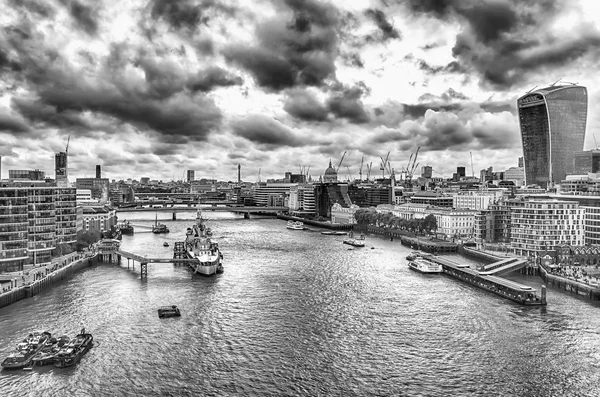 Légi kilátás nyílik a Temzére, a Tower Bridge, London — Stock Fotó