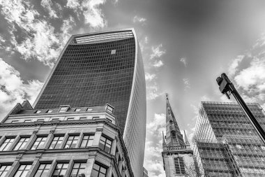 LONDON - 13 Nisan 2022: 20 Fenchurch Caddesi namı diğer Walkie Talkie binası Londra, İngiltere. Gökdelen Londra şehrindeki en yüksek beşinci binadır.