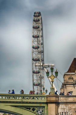 Londra Göz Panoramik Tekerleği 'nin ikonik görüntüsü. Dönme dolap 135 metre (443 feet) yüksekliğindedir ve tekerleğin çapı 120 metredir (394 ft).)