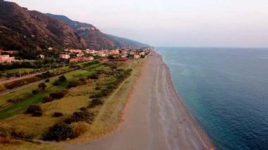 Calabria, İtalya 'da Thyrrenian sahilinde manzaralı kumlu bir sahil manzarası