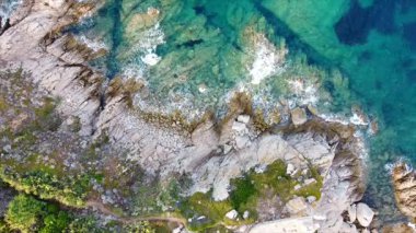 Santa Teresa Gallura, Kuzey Sardunya, İtalya 'nın en güzel deniz kenarlarından birini süsleyen manzaralı granit kayalara bakın.