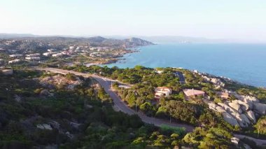 Capo Testa 'nın havadan görünüşü, Santa Teresa Gallura' da yer alan manzara yarımadası, İtalya 'nın Sardinya kentinin kuzey ucunda yer alan Bonifacio Boğazı yakınında.