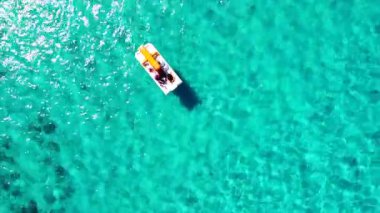 Akdeniz 'in en güzel deniz kenarlarından biri olan La Pelosa plajının manzarası, İtalya' nın kuzeyinde yer alan Stintino kasabasında yer almaktadır.