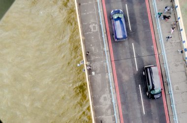 Görünümü ile Tower Bridge cam zemin, Londra