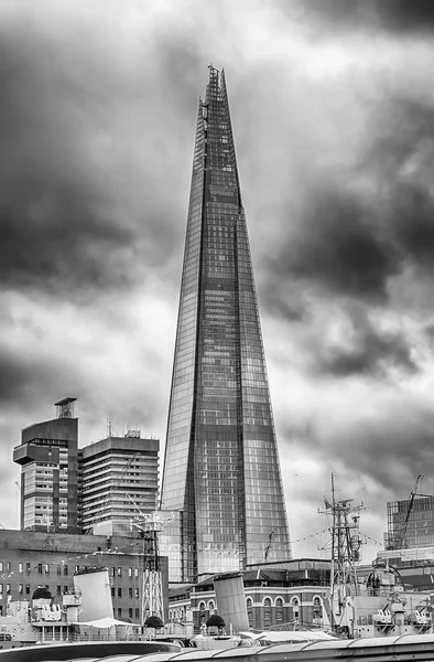 Shard London Bridge, ikoniska skyskrapa i Londons silhuett — Stockfoto