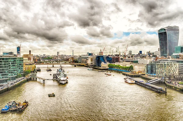 Luchtfoto van de Theems vanaf Tower Bridge, London — Stockfoto
