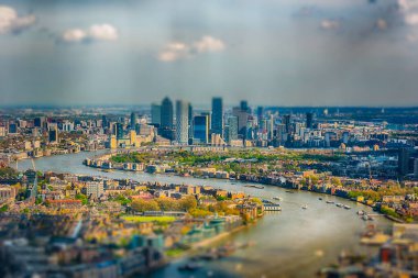 Londra manzaralı, Thames nehri üzerinden Canary Wharf ve Doğu Londra 'ya doğru. Eğim kaydırma etkisi uygulandı