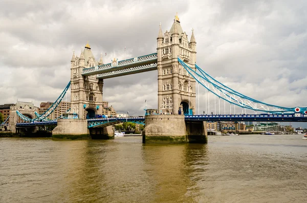 Tower Bridge, punto di riferimento storico a Londra — Foto Stock