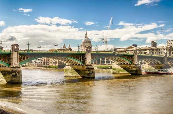 Utsikt över St Paul katedral över Southwark Bridge i London — Stockfoto