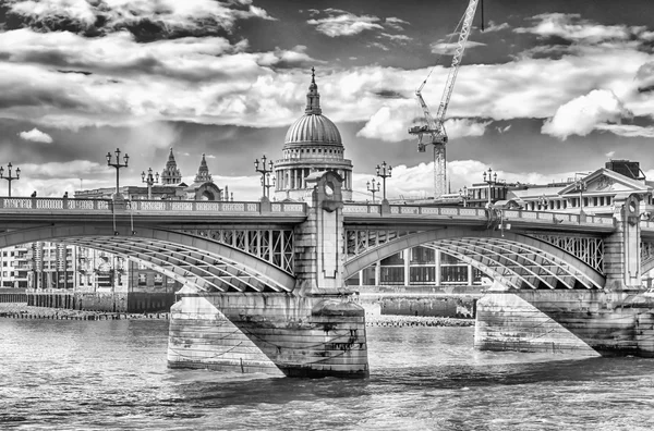 St Paul Katedrali Londra Southwark köprüsü üzerinde — Stok fotoğraf