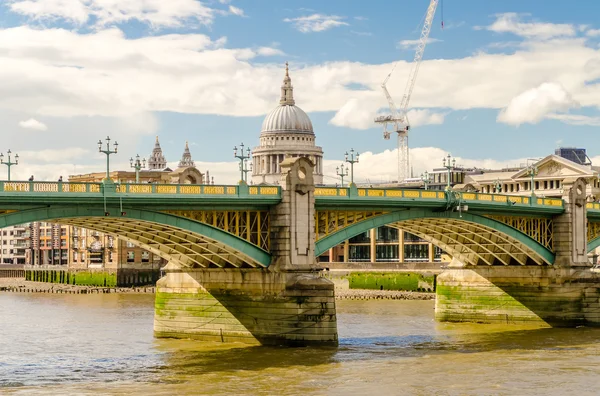View of St Paul Cathedral over Southwark Bridge in London — Stock Photo, Image