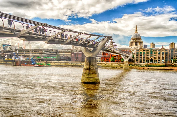 The Millennium Bridge against St Paul Cathedral, London — Stock Photo, Image