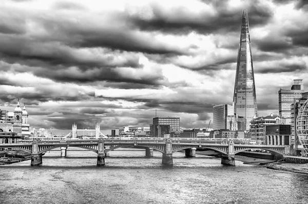 River Thames, Bridges and The Shard, Лондон — стоковое фото
