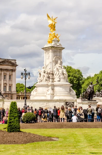 A Buckingham-palota, London Victoria emlékmű — Stock Fotó